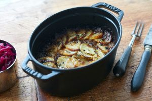 Hot pot in cast iron